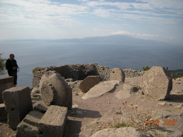 Части от храма на Атина в Асос. В дъното на снимката е остров Лесбос.