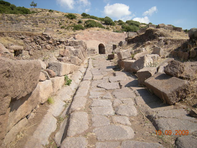 Входът към амфитеатъра на Асос.