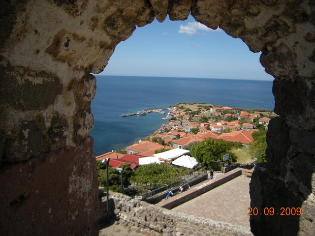 Поглед от крепостта към Митимна.