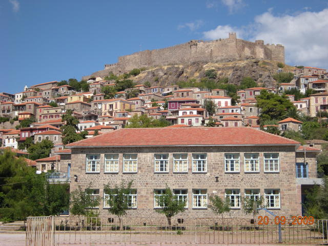 Село Митимна и крепостта над него.