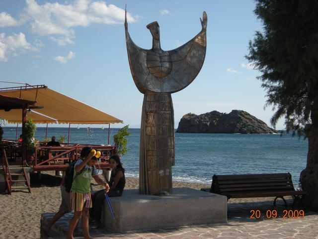 Статуя на поетесата Сафо в родното и село Скала Ересос.
