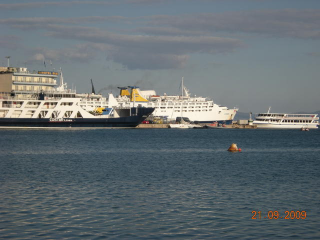 Фериботи в пристанището на Мителини.