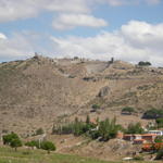 Горе на хълма части от древният град Пергамон.