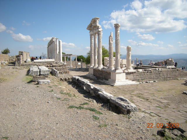 Части от Акрополът и от храма на Зевс.
