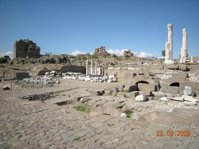 Общ вид на града. От тук е взет целият мраморен централен площад с колонадите, фасадите на сградите и настилката и в момента е в Берлин в Пергамон-музеум. Там е и част от храма на Зевс.